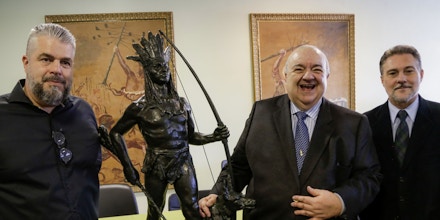 Rafael Greca no dia da assinatura da compra das esculturas de João Turin, em junho passado, entre Samuel Ferrari Lago (à esquerda) e Cesar Turin, descendente do artista.