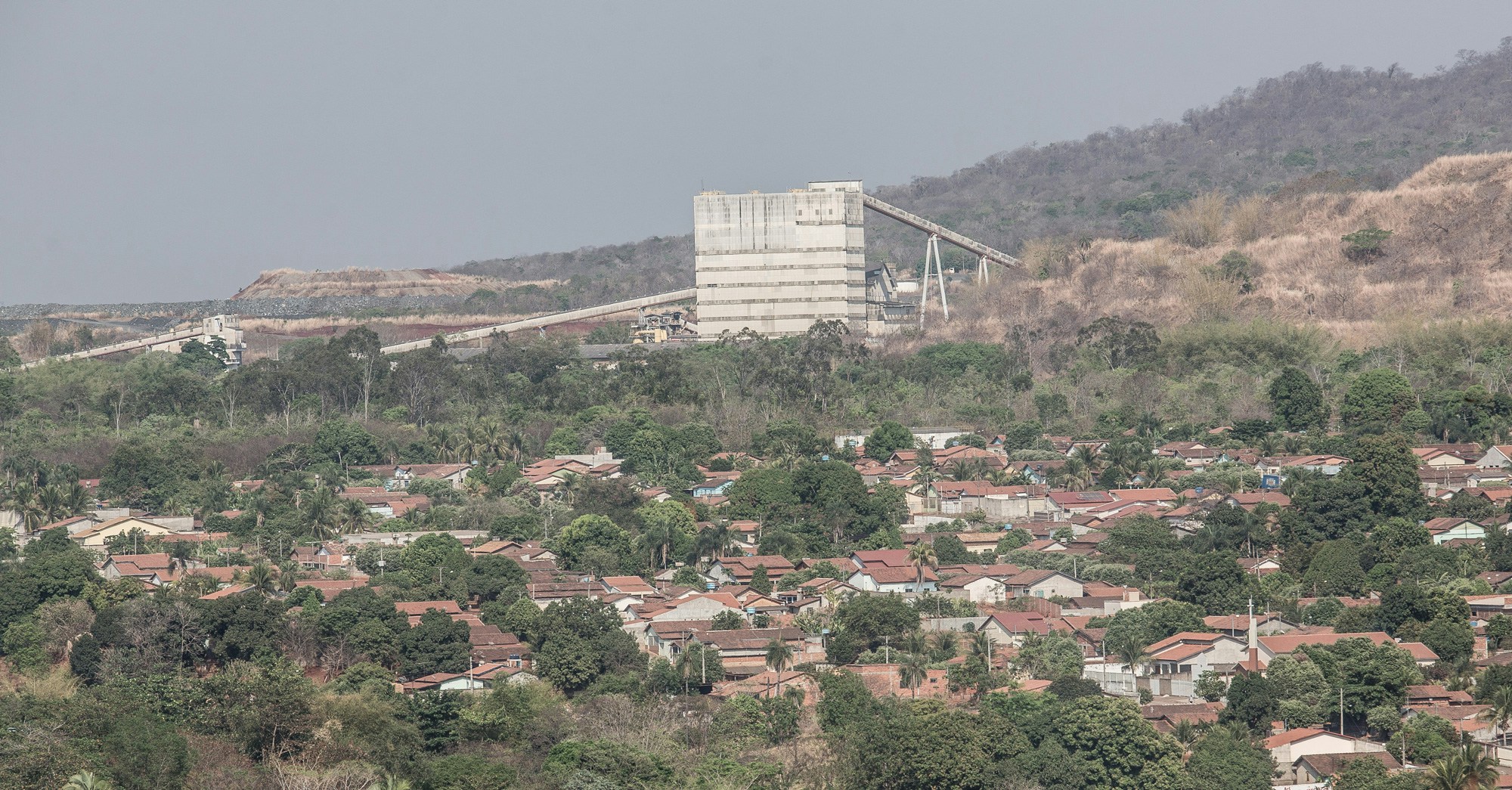 Panorâmica de parte da cidade de Minaçú, com a planta da mineradora Sama ao fundo.