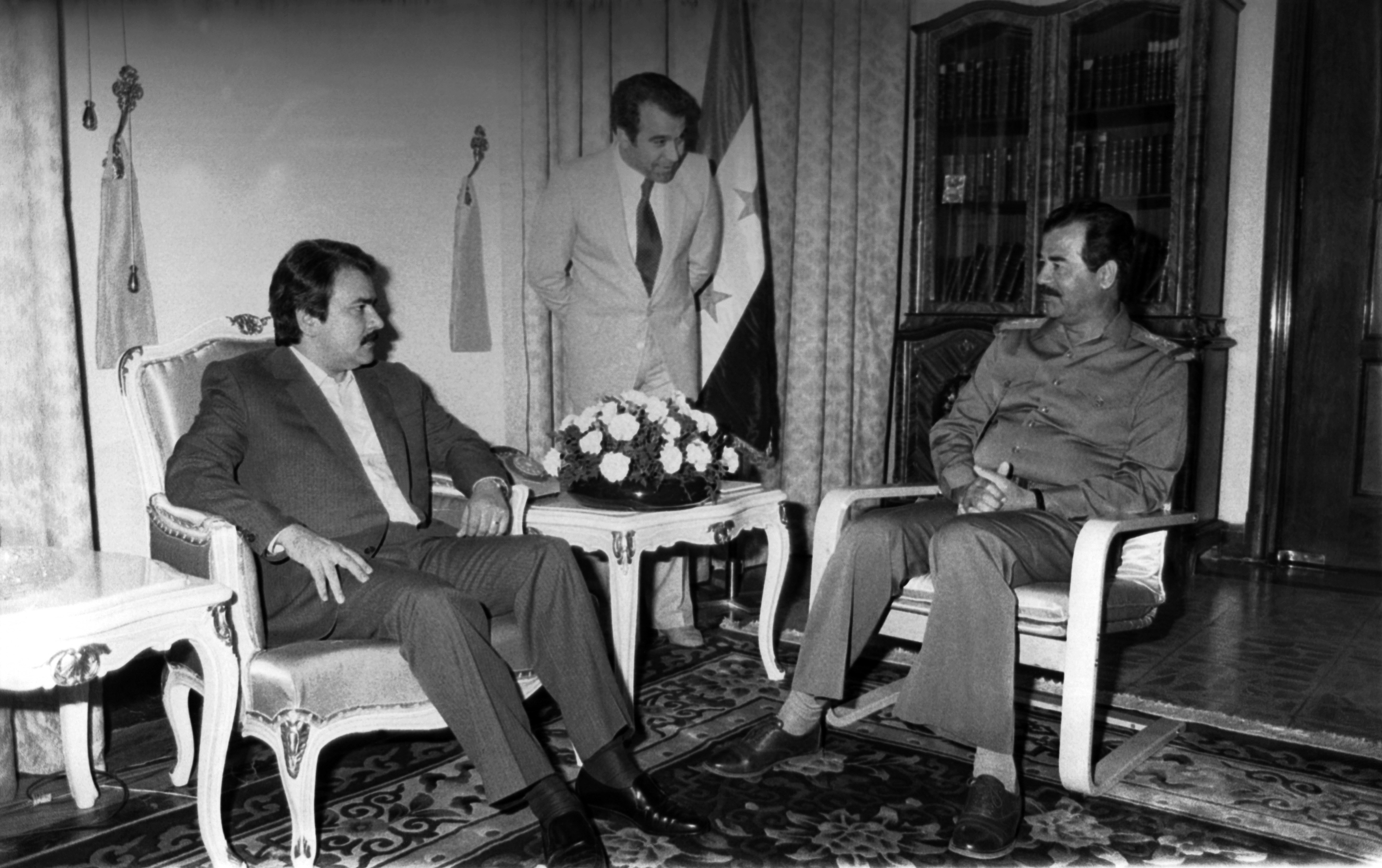 Entretien entre le président du Conseil national de la résistance d'Iran Massoud Radjavi et le Président irakien Saddam Hussein en juin 1986, Irak. (Photo by Arnaud BORREL/Gamma-Rapho via Getty Images)