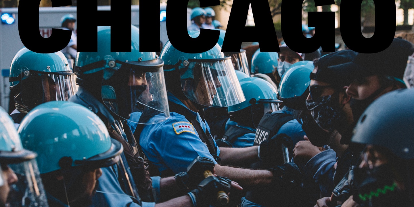 Manifestantes entram em conflito com a polícia de Chicago durante um protesto pela morte de George Floyd, em 30 de maio de 2020.