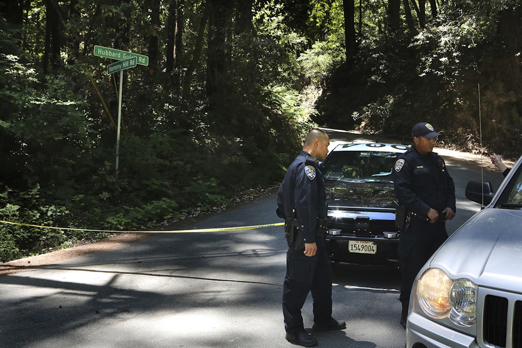 Agentes da Polícia Rodoviária da Califórnia mantêm uma estrada fechada em Ben Lomond, perto de Santa Cruz, Califórnia, em 8 de junho de 2020, enquanto agentes do FBI continuam a analisar a cena onde Damon Gutzwiller, Sargento do Xerife do Condado de Santa Cruz, foi morto por Steven Carrillo, Sargento da Força Aérea.