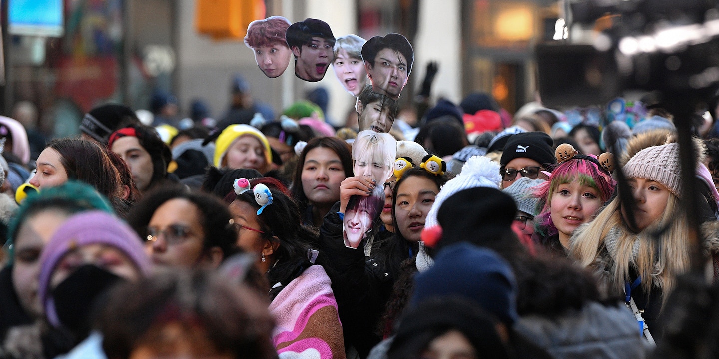 Fãs à espera da boy band de k-pop BTS no Today Show, no Rockefeller Plaza, em 21 de fevereiro de 2020, na cidade de Nova York.