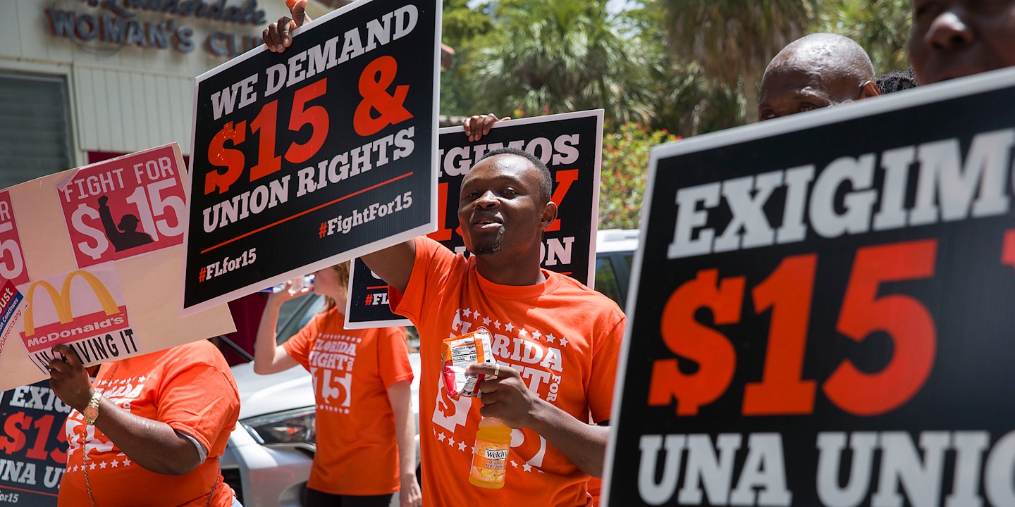 Las personas se reúnen para pedir un aumento de los salarios de los trabajadores a un salario mínimo de $ 15 y para exigir el derecho a un sindicato el 23 de mayo de 2019 en Fort Lauderdale, Florida.