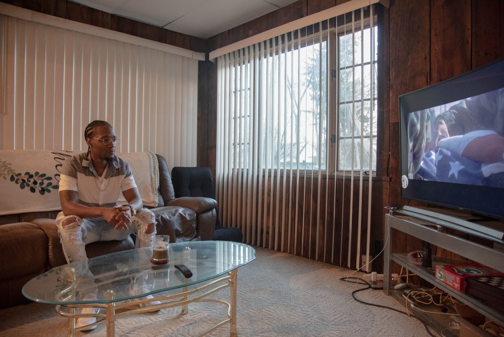 Shemoi Edwards in his home in Flint, MI, Friday, Nov. 20, 2020. (Cydni Elledge for The Intercept)