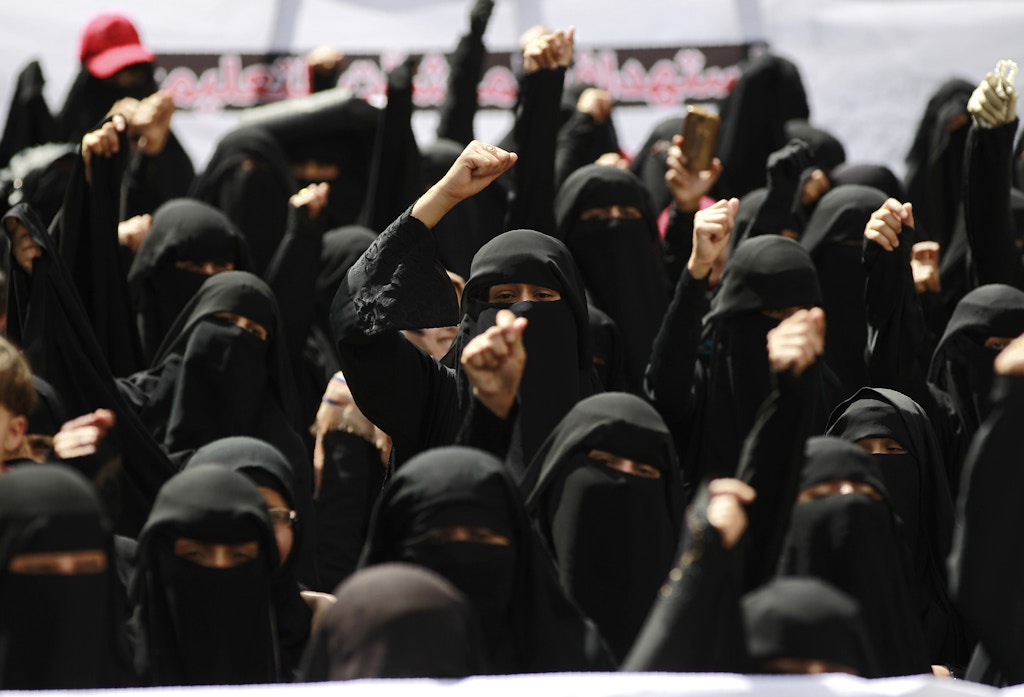 Yemeni women take part in a rally protesting the recent deployment of US Special Forces to Yemen, amid the ongoing conflict in the impoverished Arab state, outside the UN offices on May 12, 2016, in the capital Sanaa. / AFP / MOHAMMED HUWAIS        (Photo credit should read MOHAMMED HUWAIS/AFP via Getty Images)