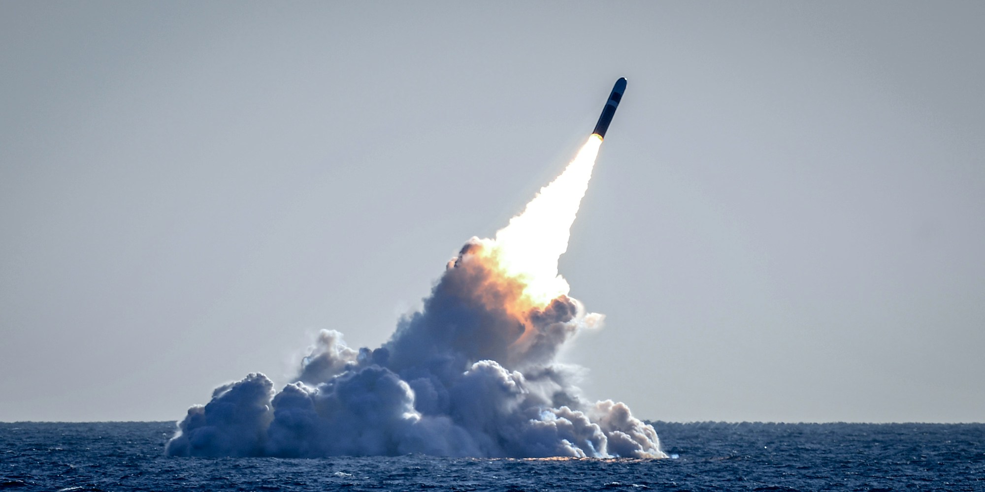 Um míssil desarmado Trident II D5 é lançado do submarino de mísseis balísticos da classe Ohio, USS Nebraska, na costa da Califórnia, em 26 de março de 2008.