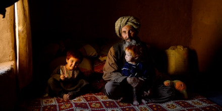Um homem afegão e duas crianças em lar temporário em um campo de refugiados próximo a Herat, Afeganistão, em 2 de setembro de 2020. 