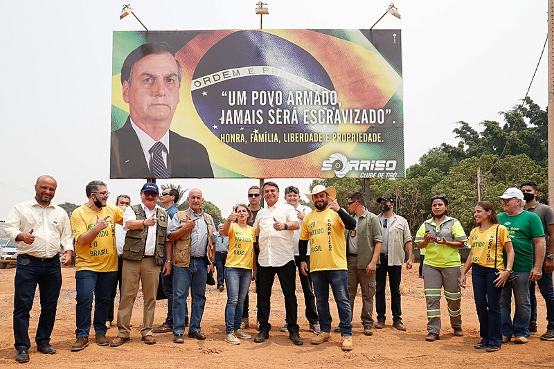 Bolsonaro e apoiadores, dentre eles o deputado Major Vitor Hugo (à esquerda), em visita a Sorriso (MT), conhecida como a capital nacional do agronegócio. Foto: Alan Santos/Presidência da República.