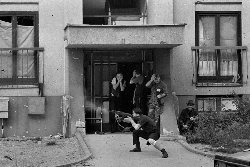 Des soldats du gouvernement bosniaque engagent des Serbes de Bosnie dans des combats de maison à maison à Sarajevo le 24 juin 1992. Le quartier de Dobrinja a été construit pour abriter les athlètes des jeux olympiques d'hiver de 1984.  (Morten Hvaal/Rapport) (Morten Hvaal/Rapport Press) (Newscom TagID : rsphotos005163.jpg) [Photo via Newscom]