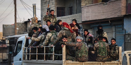 Members of the Syrian Democratic Forces (SDF) deploy outside Ghwayran prison in Syria's northeastern city of Hasakeh on January 26, 2022, after having declared over the facility following its takeover by Islamic State (IS) group forces. - Kurdish forces on January 26 retook full control of the prison in northeast Syria where Islamic State group jihadists had been holed up since attacking it six days earlier. The brazen IS jailbreak attempt and ensuing clashes left more than 180 dead in the jihadists' most high-profile military operation since the loss of their 