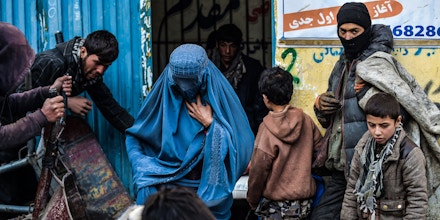 Pessoas esperam para receber ajuda de uma instituição de caridade nos arredores de Cabul, Afeganistão, em 30 de janeiro de 2022.