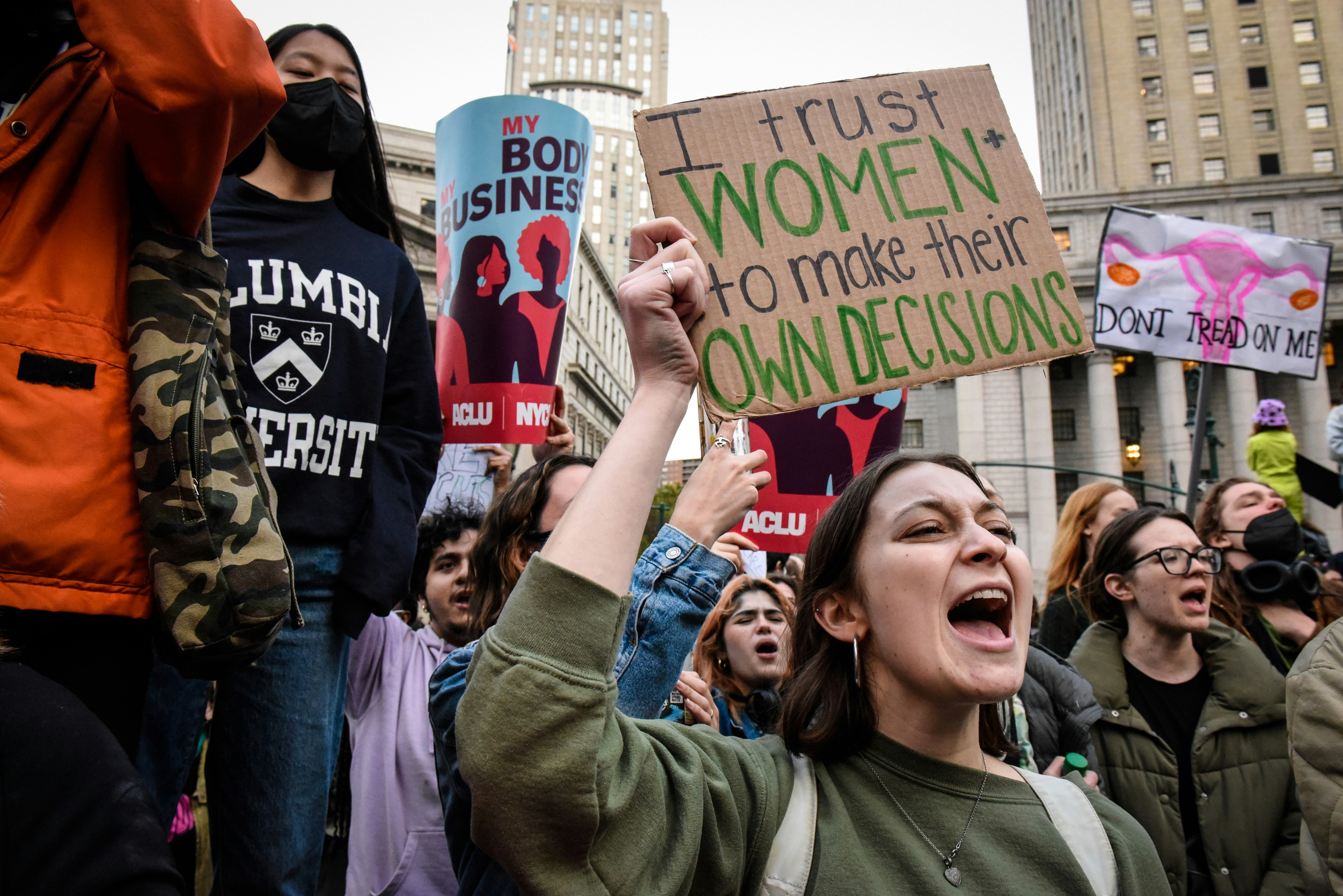 2022 年 5 月 3 日，星期二，在美国纽约举行的堕胎权利抗议活动中的示威者。在一份报告称美国保守派反对美国之后，堕胎权利突然成为一个可能重塑民主党和共和党争夺国会控制权之争的问题最高法院准备推翻半个世纪以来的罗诉韦德案的先例。 摄影师：Stephanie Keith/Bloomberg via Getty Images