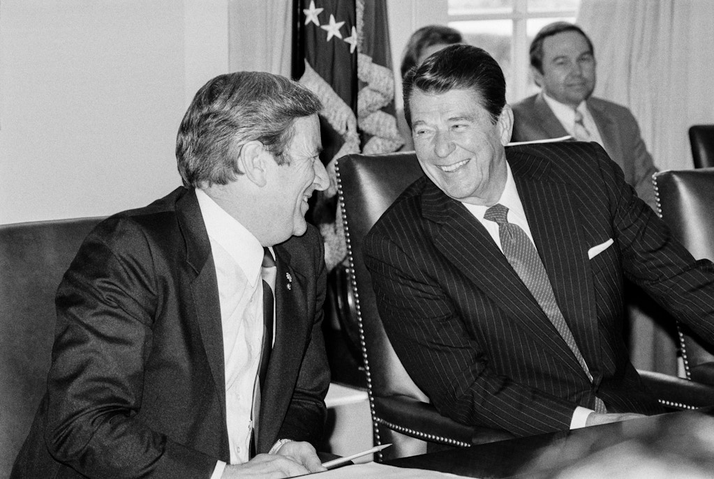 (Légende originale) Washington : le président Reagan s'entretient avec le chef de la majorité Maral, le révérend Jerry Falwell, lors d'une réunion avec les chefs de prière de l'école dans la salle du Cabinet.  Falwell a déclaré plus tôt lors d'une conférence de presse que le gouvernement n'en faisait pas assez pour lutter contre le sida et a exhorté le [...].