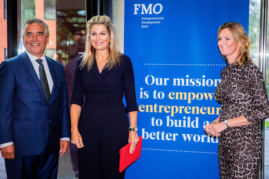 La reina Máxima de Holanda, en el centro, visita un taller del “Fempower Your Growth Program” en el Banco de Desarrollo Holandés FMO en La Haya, el 11 de septiembre de 2019.