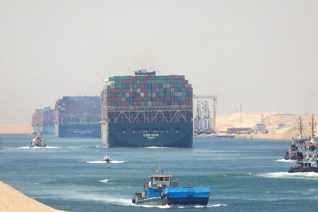 埃及 - 7 月 7 日：悬挂巴拿马国旗的船 Ever Given 于 2021 年 7 月 7 日驶向埃及东北部城市伊斯梅利亚，从苏伊士运河出发，恢复前往荷兰市鹿特丹的航程。据当地媒体报道，该公司和运河当局周二下令释放 3 月份封锁苏伊士运河近一周的集装箱船，因为它被困在银行中。  （斯金格/阿纳多卢机构通过盖蒂图片拍摄）