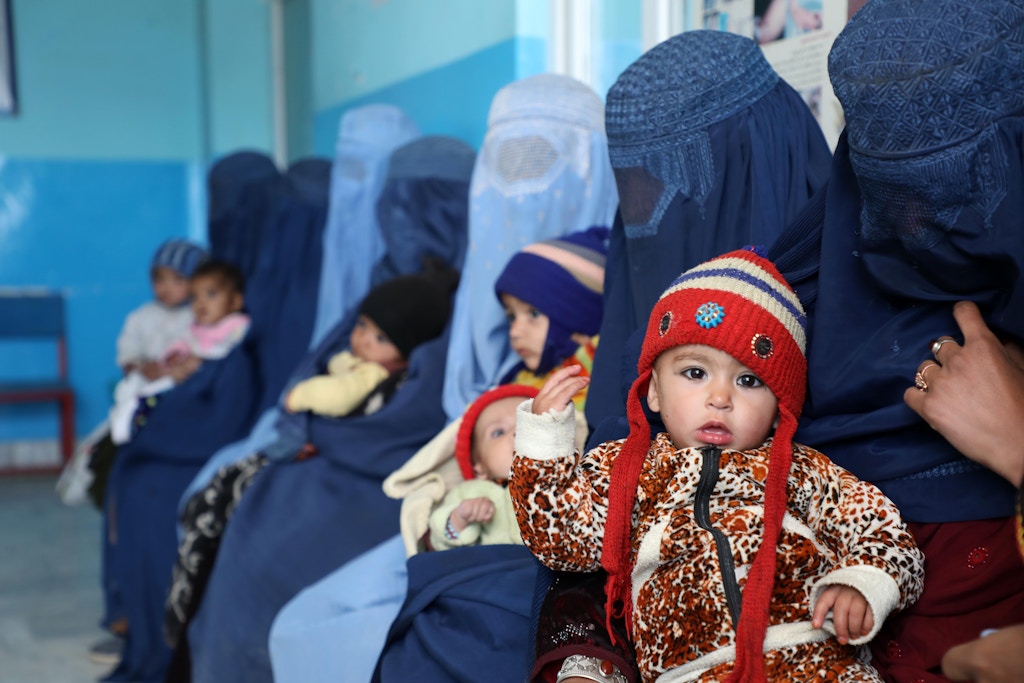 阿富汗喀布尔 — 1 月 16 日：2022 年 1 月 16 日，阿富汗儿童与他们的母亲在阿富汗喀布尔。 原因只是饥饿。 该国的营养不良率正在飙升。 营养不良的儿童被定义为持续缺乏人体所需的营养元素，他们被剥夺了新生儿的主要营养来源，即母乳。 甚至无法获得重要的基本食物的母亲会在短时间内断奶。 缺乏必要的食品补充剂会导致新生儿和儿童的发育明显放缓。  （照片由 Sayed Khodaiberdi Sadat/Anadolu 机构通过 Getty Images 拍摄）