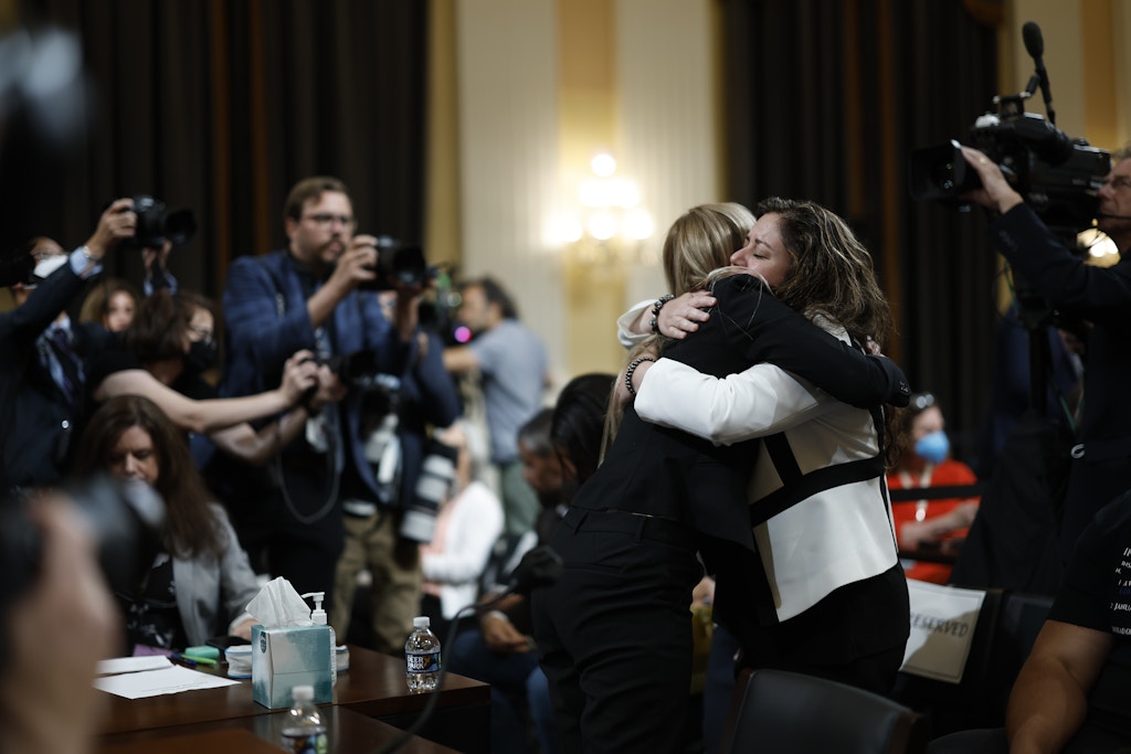 在调查 1 月 6 日美国国会大厦袭击事件特别委员会的听证会上，已故美国国会警察布赖恩·西克尼克 (右) 的女友桑德拉·加扎 (Sandra Garza) 拥抱在 1 月 6 日骚乱中受伤的美国国会警察局警察卡罗琳·爱德华兹 (Caroline Edwards)美国华盛顿特区，2022 年 6 月 9 日星期四。在特朗普支持者的暴力暴徒冲进美国国会大厦以阻止总统权力移交一年半之后，立法者准备向该国展示他们的调查所揭示的内容这一切是怎么发生的。 摄影师：Ting Shen/Bloomberg via Getty Images
