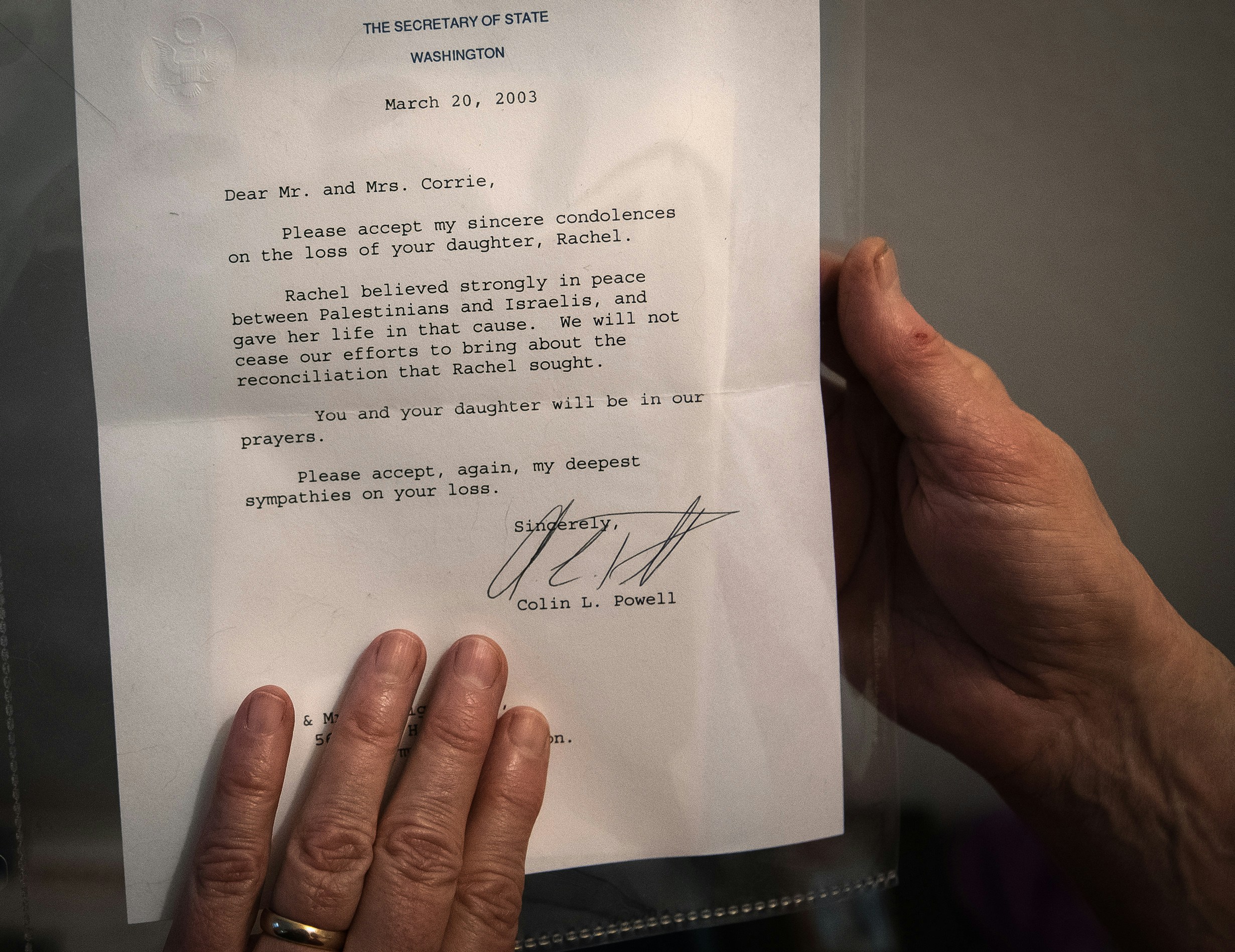 سيندي كوري تحمل رسالة من كولن باول تعرب عن تعازيها لوفاة ابنتها راشيل. خلود عيد للاعتراض