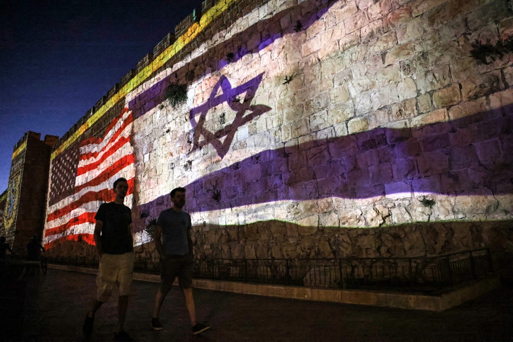Les drapeaux israélien et américain sont projetés contre le mur de la vieille ville de Jérusalem lors de la visite du président américain, le 13 juillet 2022. - Le président américain Joe Biden a lancé une tournée au Moyen-Orient en Israël où les deux parties se sont engagées à approfondir la l'intégration de l'État juif dans la région alors qu'ils font face à leur ennemi commun, l'Iran.  (Photo par AHMAD GHARABLI / AFP) (Photo par AHMAD GHARABLI/AFP via Getty Images)