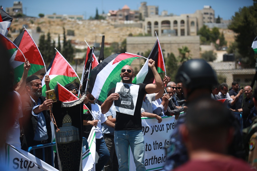 RAMALLAH, Cisjordanie - 15 juillet : des Palestiniens tiennent des banderoles lors d'une manifestation contre le soutien du président américain Joe Biden à Israël à Ramallah, en Cisjordanie, le 15 juillet 2022. Les Palestiniens demandent justice pour la journaliste assassinée Shireen Abu Akleh.  Abu Akleh, 51 ans, journaliste américano-palestinien travaillant pour le réseau Al Jazeera basé à Doha, a été abattu le 11 mai alors qu'il couvrait un raid militaire israélien près du camp de réfugiés de Jénine en Cisjordanie occupée.  (Photo par Issam Rimawi/Agence Anadolu via Getty Images)