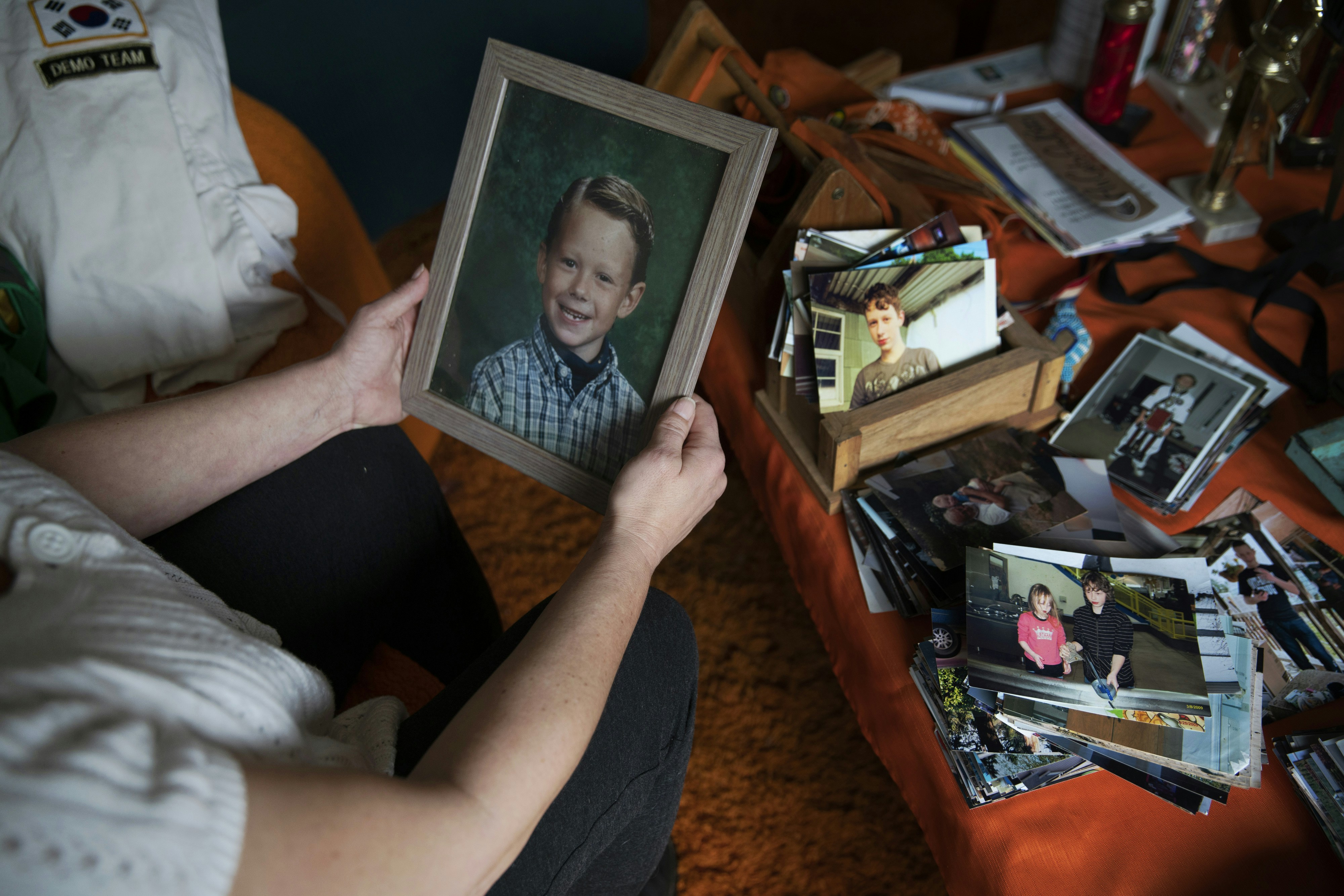 Laura Kealiher tient une photo d'enfance de son fils Sean Kealiher, un militant anti-faciste de Portland tué en 2019 alors qu'il avait 23 ans, chez elle à Portland, Oregon, le 30 janvier 2021. Brooke Herbert pour The Intercept