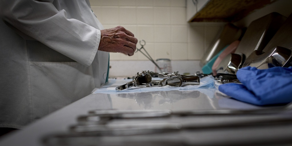 BOULDER, CO - JANUARY 31, 2022: Dr Warren Hern organizes his tools inside his  clinic on January 31, 2022 in Boulder, Colorado. He has been performing abortions since the 1970s.(Gina Ferazzi / Los Angeles Times via Getty Images)