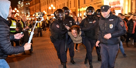 Police officers detain a man in Moscow on September 21, 2022, following calls to protest against partial mobilisation announced by President Vladimir Putin. - President Vladimir Putin called up Russian military reservists on September 21, saying his promise to use all military means in Ukraine was 