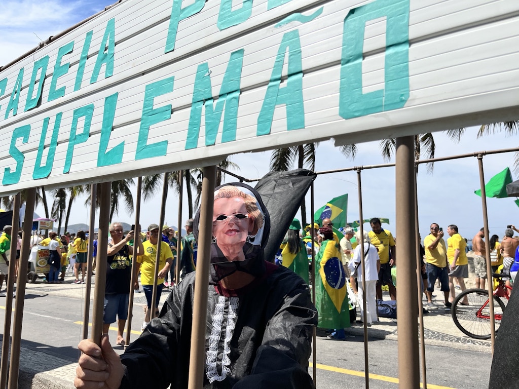 Apoiador de Bolsonaro pede fechamento do STF com máscara da vice-presidente da corte, Rosa Weber.