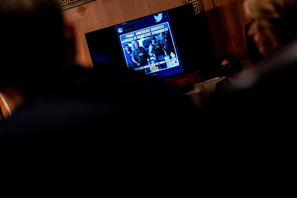 Se muestra un tuit sobre el FBI durante una audiencia del Comité de Asuntos Gubernamentales y Seguridad Nacional del Senado de EE. UU. sobre el impacto de las redes sociales en la seguridad nacional en Capitol Hill en Washington, DC, el 14 de septiembre de 2022. (Foto de Stefani Reynolds / AFP) (Foto de STEFANI REYNOLDS/AFP vía Getty Images)