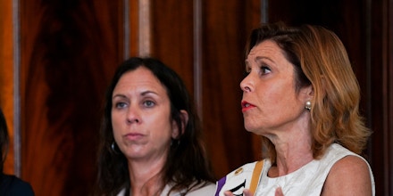 Heather Higgins, à direita, presidente e CEO do grupo Independent Women's Voice (Voz Independente das Mulheres), fala durante um evento na Casa Branca em Washington, D.C., em 18 de agosto de 2020.