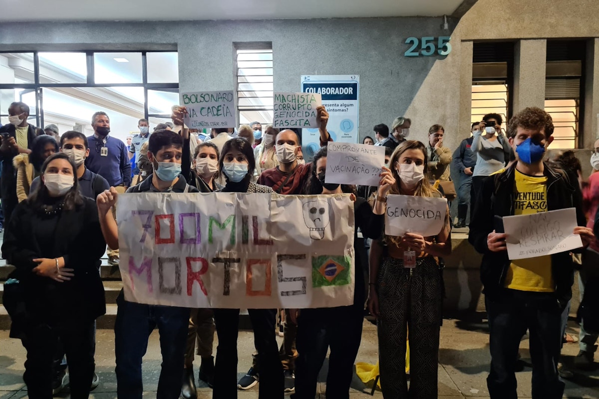 Médicos protestam contra Bolsonaro no Hospital das Clínicas