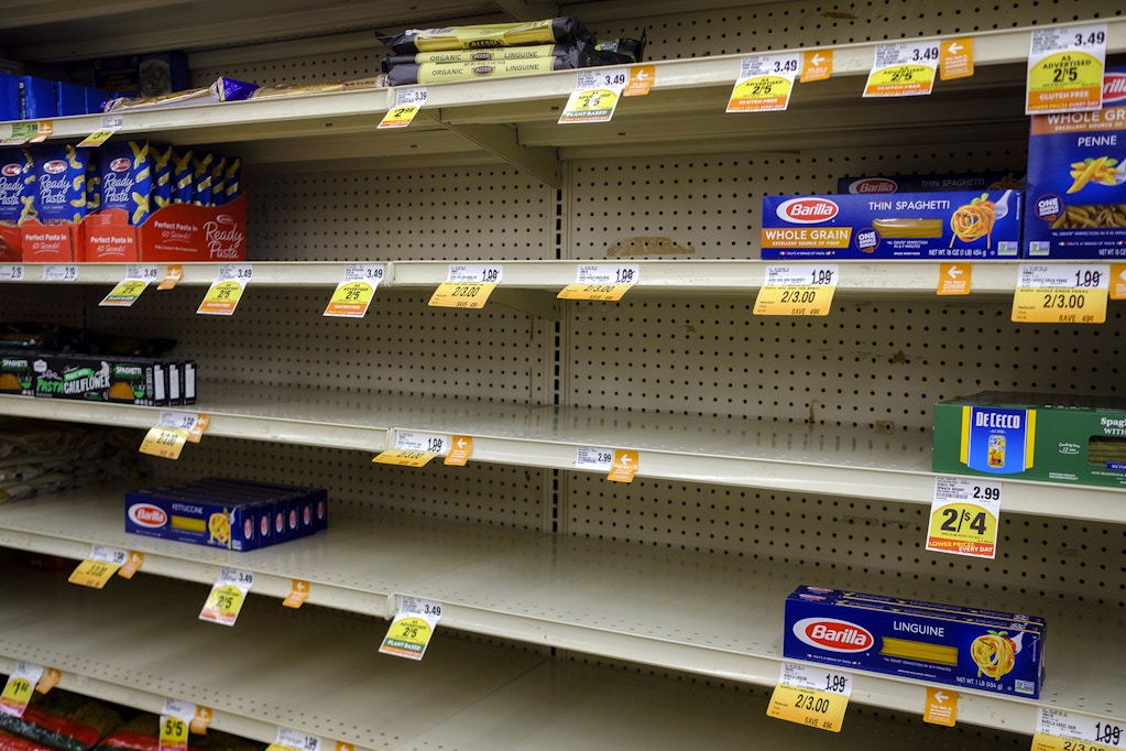 Пустые полки с макаронами в супермаркете Save Mart во время пандемии в Портервилле, Калифорния, 2020 год.