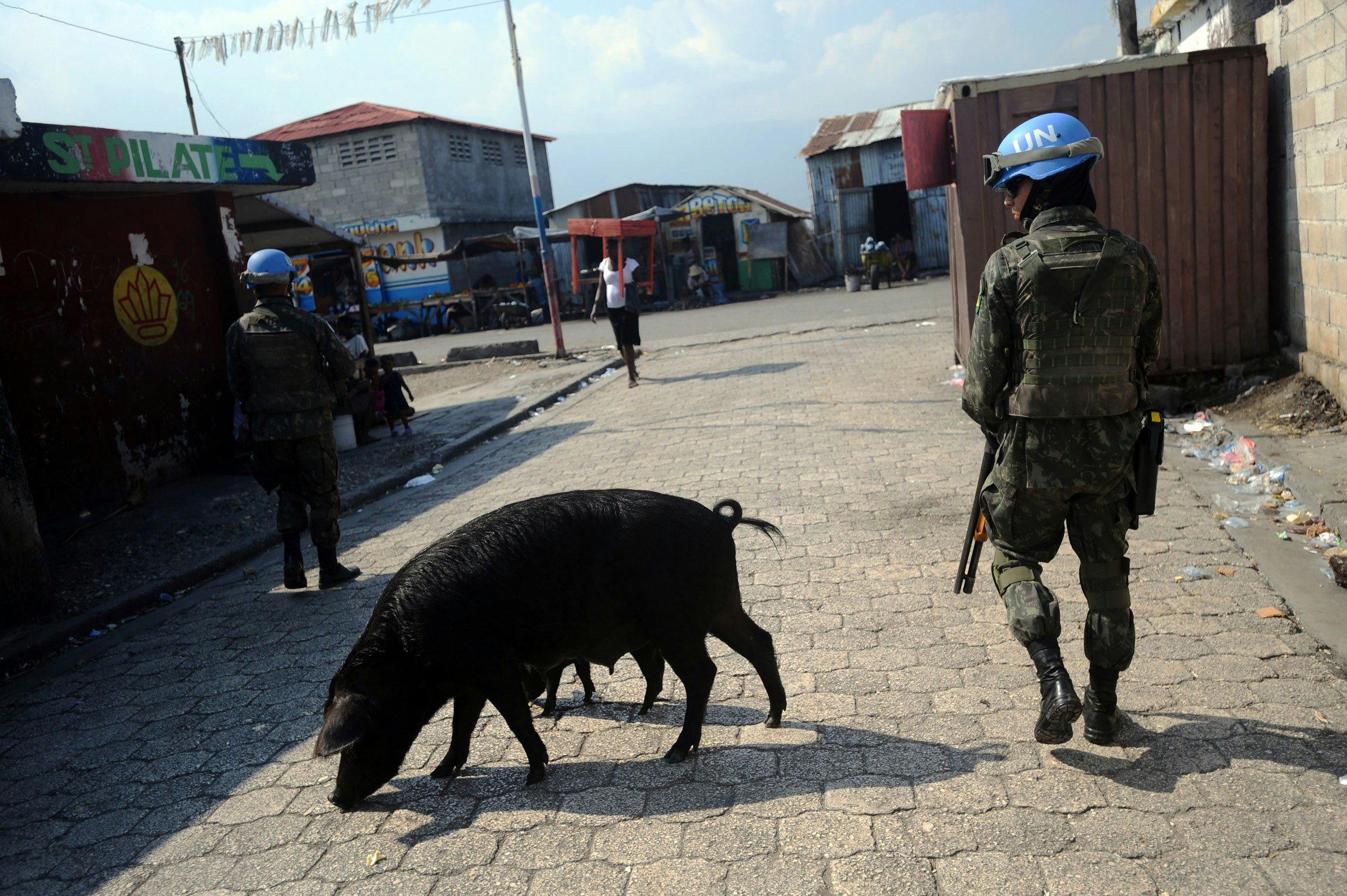 Soldados brasileiros integrantes do contingente de manutenção da paz da Missão das Nações Unidas para a Estabilização do Haiti (Minustah) durante patrulhamento em Port-au-Prince.