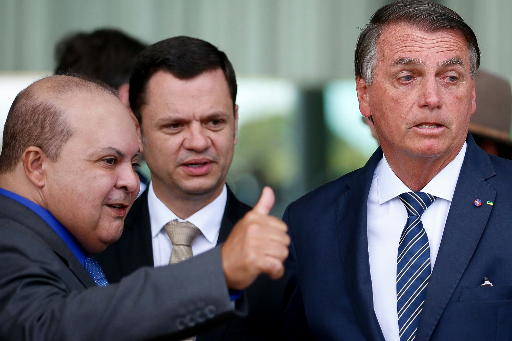 O presidente Jair Bolsonaro (PL), com o governador reeleito do Distrito Federal, Ibaneis Rocha (MDB), que declarou apoio ao presidente no segundo turno, durante entrevista coletiva no Palácio da Alvorada, em Brasília, nesta quarta-feira.