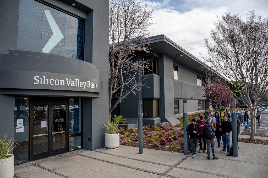 Pelanggan mengantre di luar kantor pusat Silicon Valley Bank di Santa Clara, California, AS, pada Senin, 13 Maret 2023.